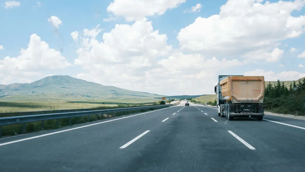 Camion sur une route dégagée lors d’un transport longue distance