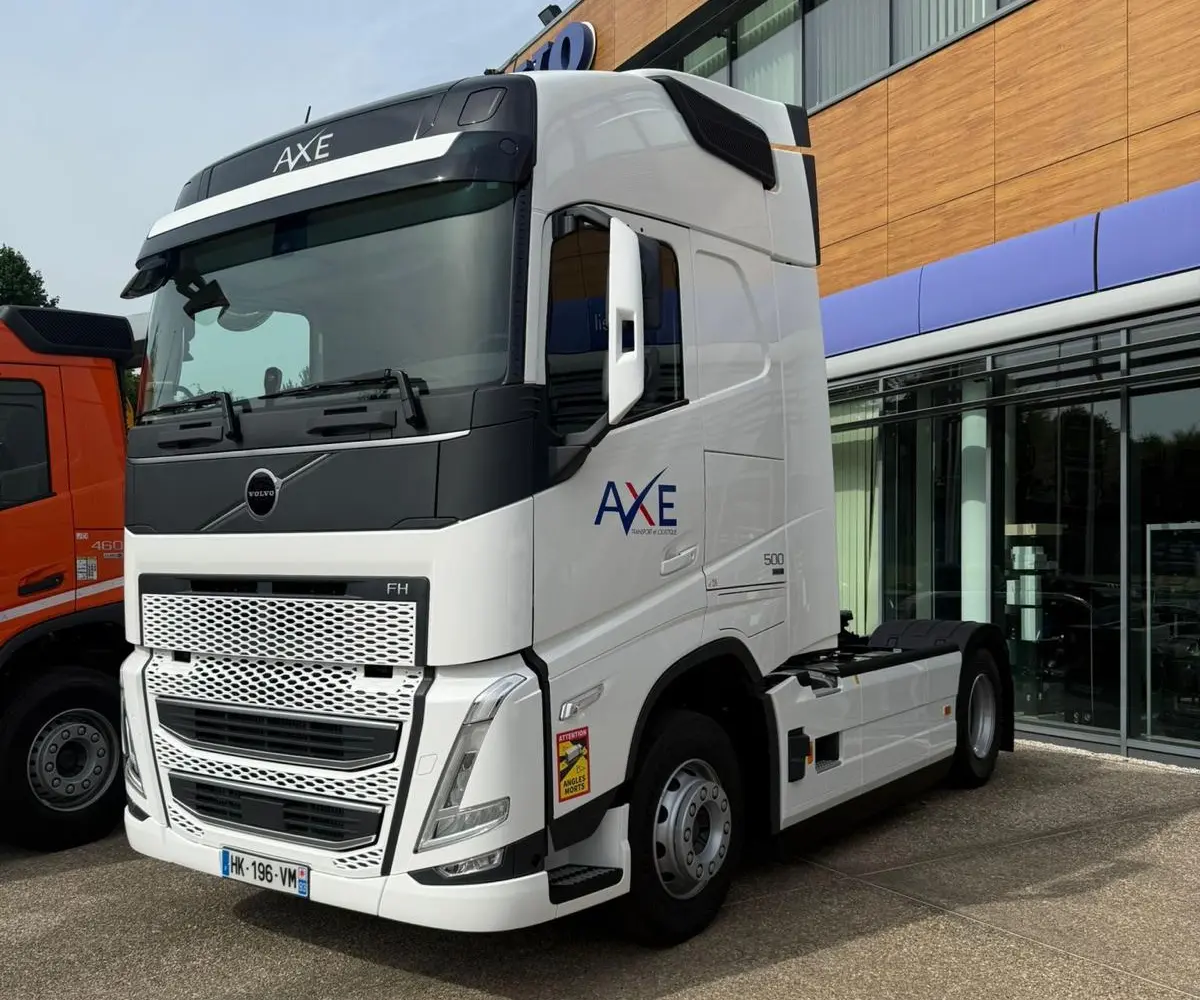 Tracteur routier Volvo blanc prêt pour un transport de marchandises
